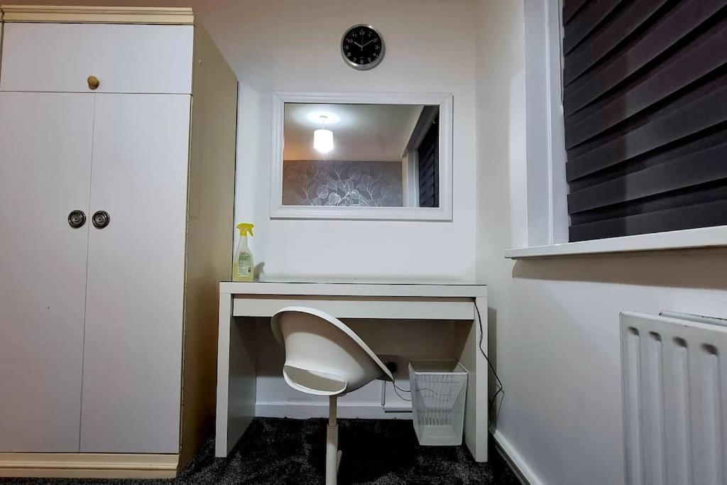 1 Bed Flat With Free Parking In E13 Apartman London Kültér fotó