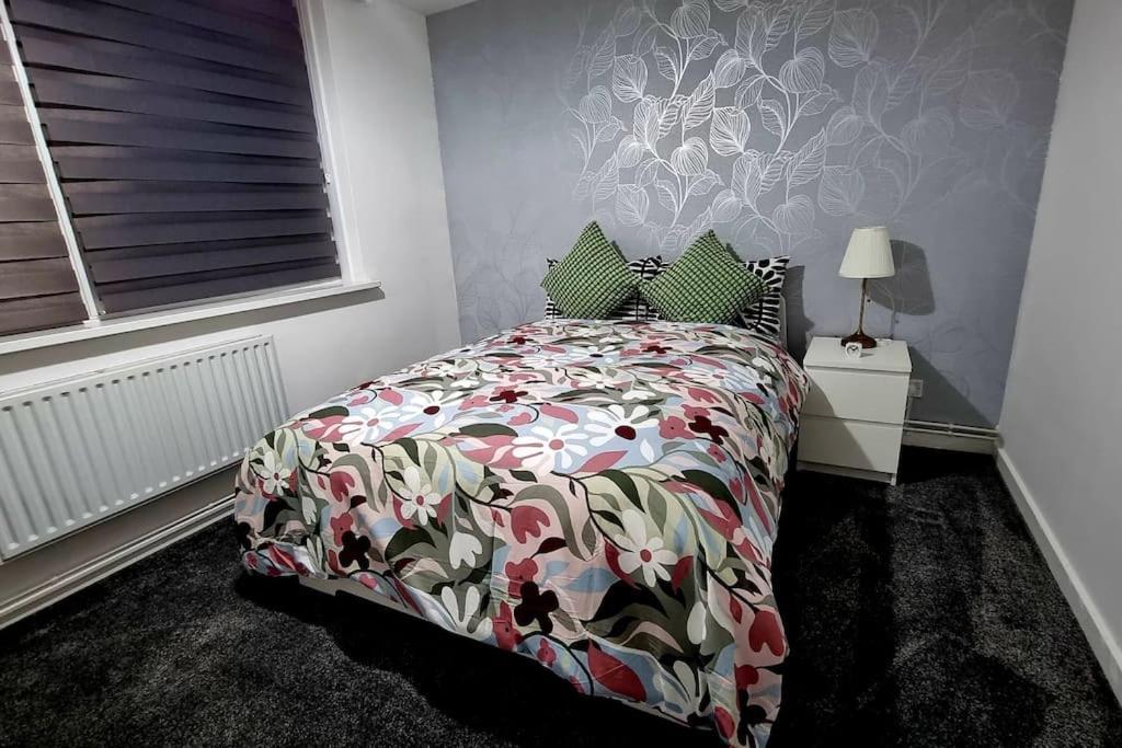 1 Bed Flat With Free Parking In E13 Apartman London Kültér fotó